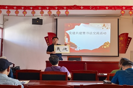 讲课.jpg 讲课.jpg